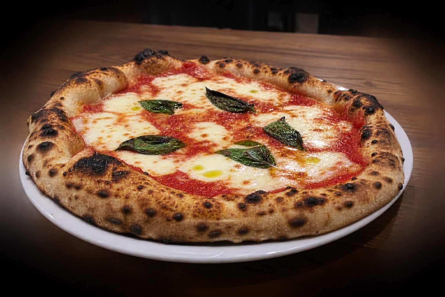 Gros plan sur une pizza margherita cuite au feu de bois