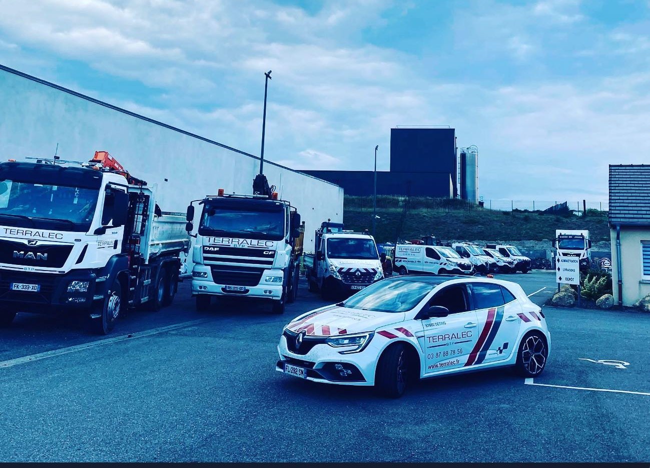 Flotte de camions et véhicules Terralec B.T.P au dépôt